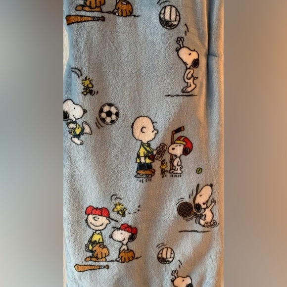 Peanuts Snoopy and Friends Sports
Throw Blanket - Picture 3 of 4